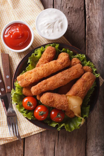 Fried cheese with sauce on a plate closeup. vertical top view — Stock Photo, Image