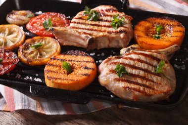 Izgara domuz, kabak ve limon bir ızgara tava üzerinde. Yatay