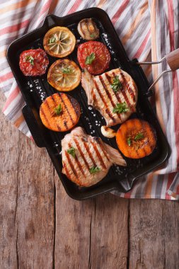 Izgara domuz ve kabak bir ızgara tava üzerinde. Dikey Üstten Görünüm