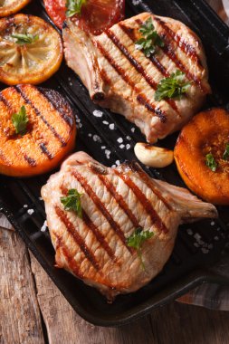 Izgara domuz ve kabak bir ızgarada dikey üstten görünüm makro 