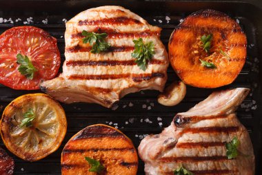 Izgara domuz ve kabak bir ızgara. Üstten Görünüm yatay makro