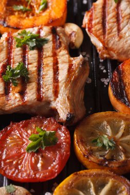 Izgara domuz biftek ve ızgara sebze. Dikey makro