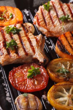 Izgara domuz ve kabak bir ızgara. Üstten Görünüm dikey makro