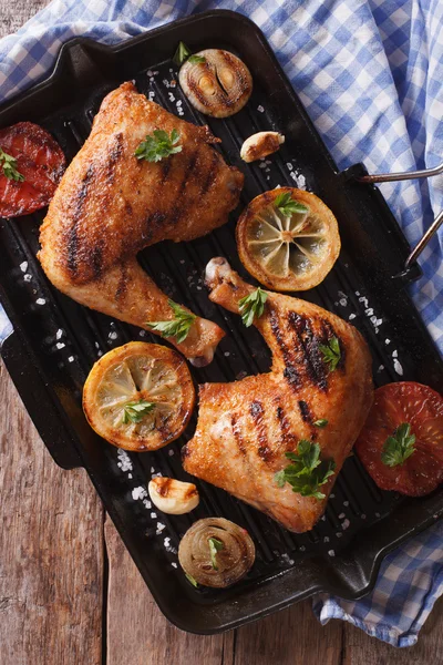 Coscia di pollo grigliata su una padella per grill primo piano verticale vista dall'alto — Foto Stock