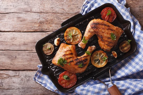 Coscia di pollo e verdure sulla griglia. vista dall'alto orizzontale — Foto Stock