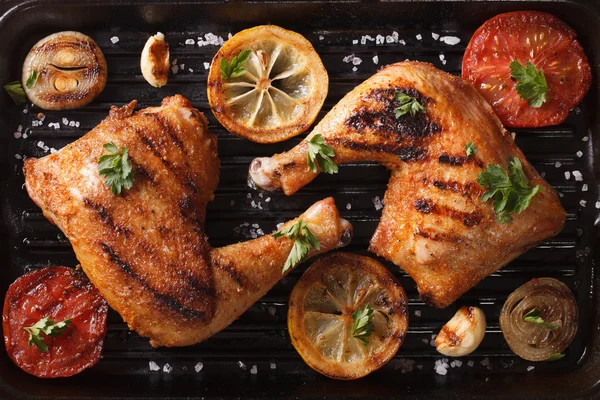 Chicken legs and vegetables on grill pan closeup. Top view horiz — Stock Photo, Image