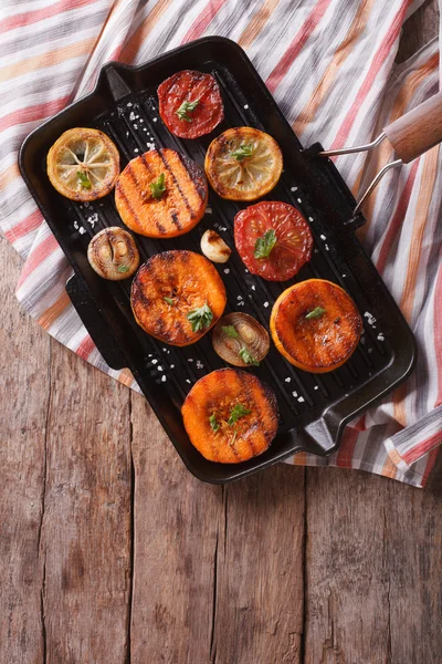 Geroosterde pompoen en groenten op grill pan. Bovenaanzicht verticale — Stockfoto
