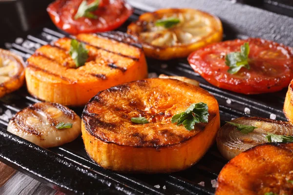 Calabaza y verduras a la parrilla en la sartén. macro horizontal —  Fotos de Stock