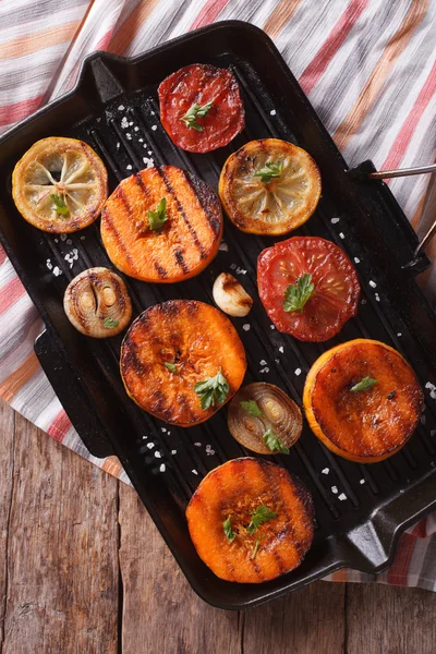 Gegrilde pompoen close-up op grill pan. Bovenaanzicht verticale — Stockfoto