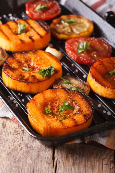 Grilled pumpkin and vegetables on grill pan. Vertical macro — Stock Photo, Image