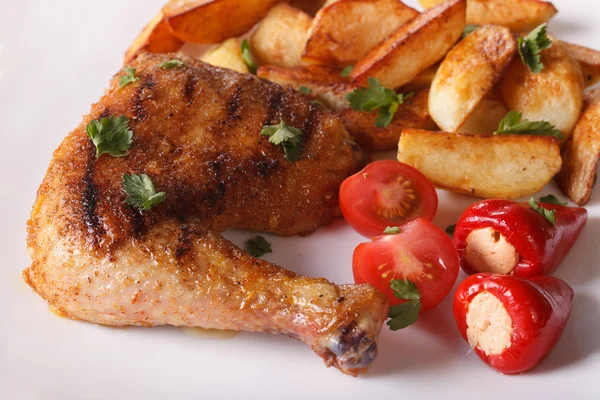 Cuisses de poulet grillées, pommes de terre frites et légumes gros plan . — Photo