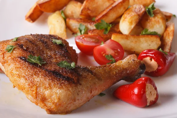 Cuisses de poulet grillées, pommes de terre frites et légumes macro . — Photo