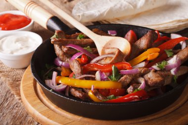 Geleneksel Meksika fajitas masanın üzerine kapatın. Yatay