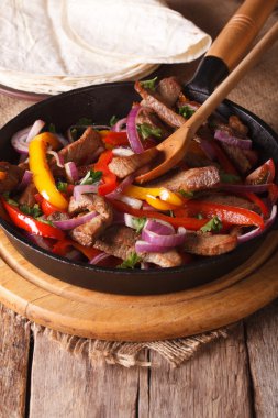 Geleneksel Meksika fajitas masanın üzerine kapatın. Dikey
