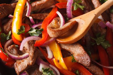 Salata yemek: sebzeli biftek. Makro yatay