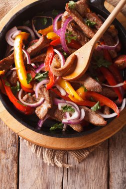 Pan yakın çekim sebzeli biftek. Dikey Üstten Görünüm