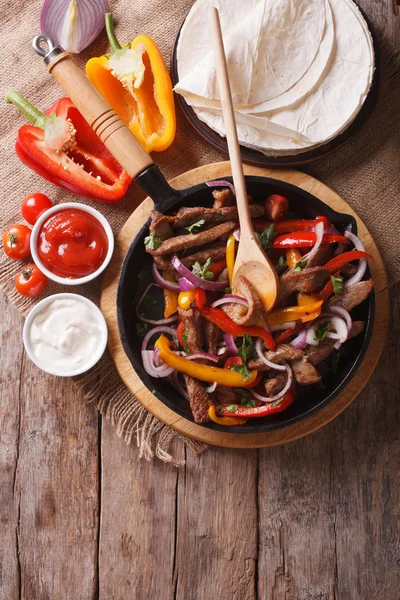 Fajitas mexicanas em uma mesa, vista superior vertical de estilo rústico — Fotografia de Stock