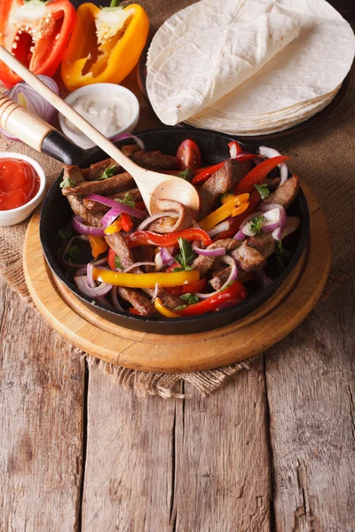 Mexicano fajitas e ingredientes vista vertical acima, rústico — Fotografia de Stock