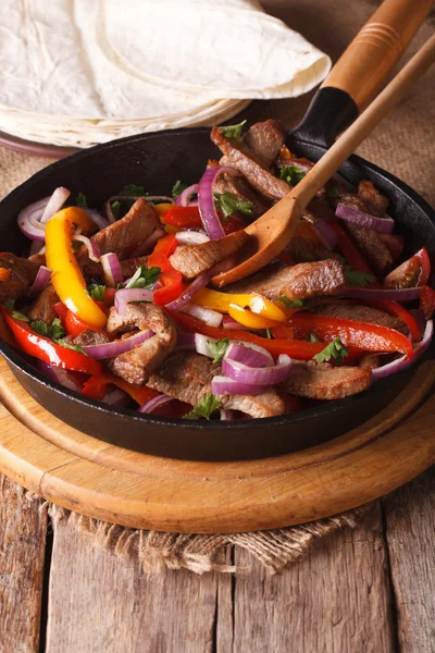 Fajitas messicani tradizionali da vicino sul tavolo. Verticale — Foto Stock