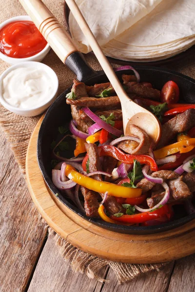 Mexican food: Fajitas close up vertical top view — Stock Photo, Image