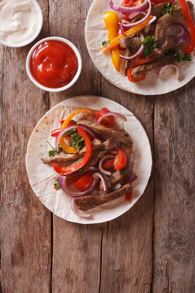 肉、野菜垂直上面とメキシコのトルティーヤ — ストック写真