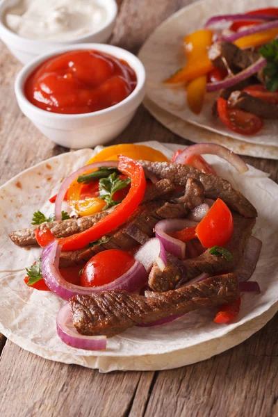 Mexické jídlo: tacos s masem a zeleninou detail — Stock fotografie
