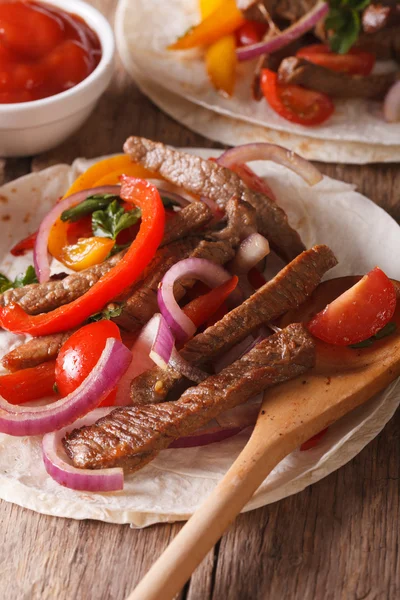 Tortilla com carne e legumes close-up. vertical — Fotografia de Stock