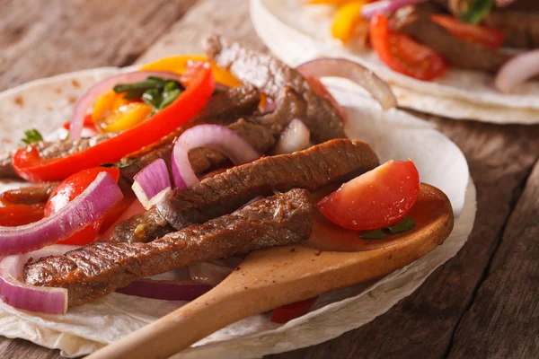 A marha- és zöldségekkel közelről tortilla — Stock Fotó