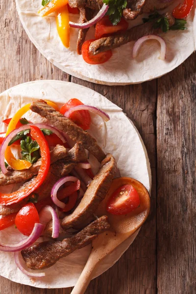 Tacos mit Rindfleisch und Gemüse aus nächster Nähe. vertikale Ansicht von oben — Stockfoto