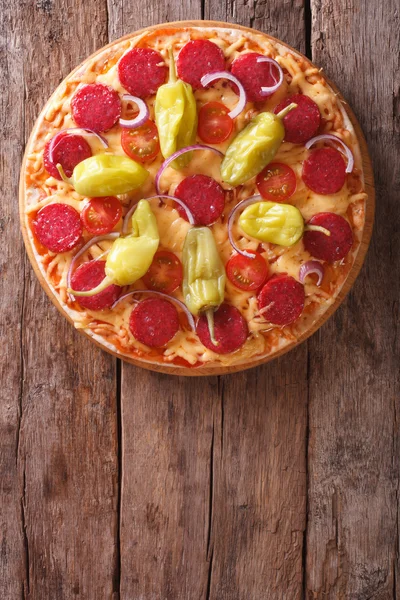 Italiensk pizza med salami och paprika vertikala ovanifrån, rustik — Stockfoto