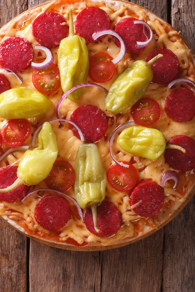 Italiensk pizza med salami och pepperoni vertikala ovanifrån — Stockfoto