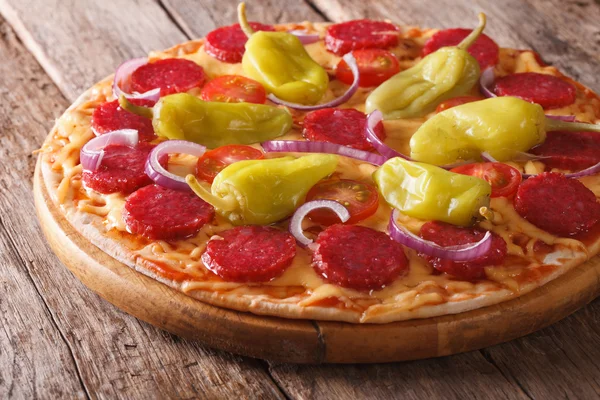 Pizza med salami, pepperoni paprika på tabellen vågrätt — Stockfoto