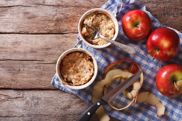Traditional apple crumble in the pot horizontal top view — Stock Photo, Image