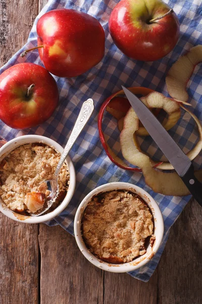 Apple crumble in pots vertical top view of rustic style — Stock Photo, Image