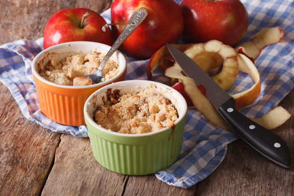 Crumble met appelen Mijnwezen van dichtbij in de pot op tafel — Stockfoto