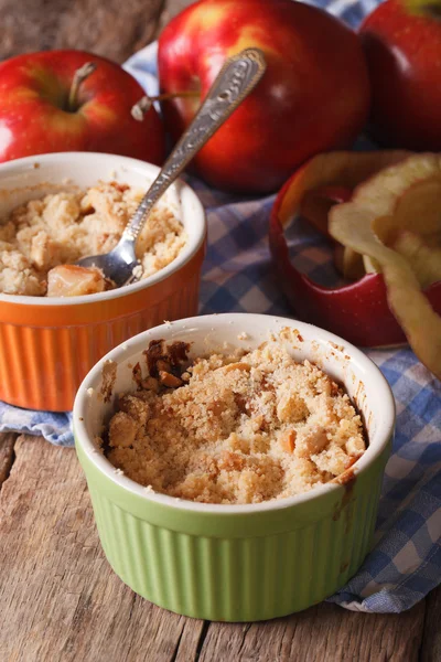 English crumble with apples close-up in the pot. Vertical — Stock Photo, Image