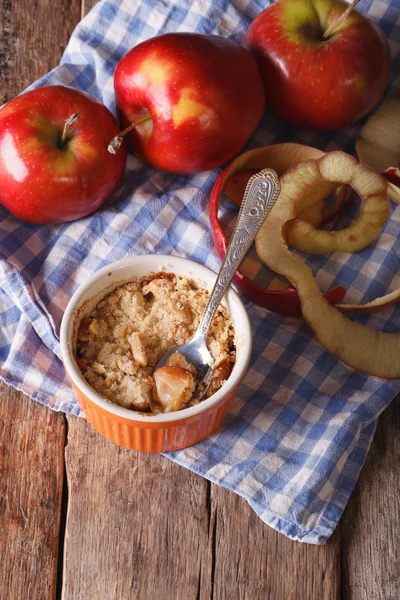 Traditional apple crumble close-up in a pot, vertical — Stock Photo, Image