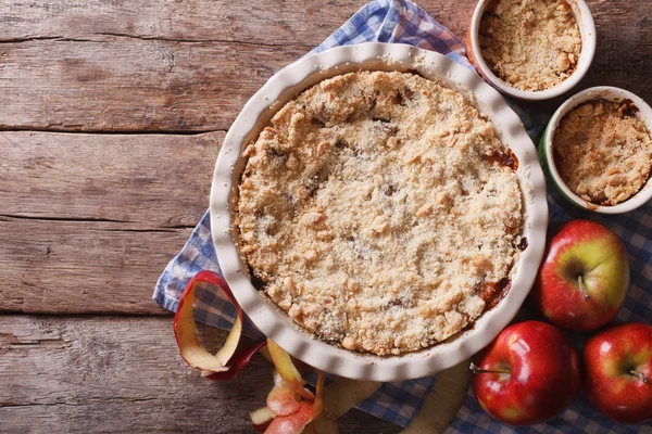 Apple crisp closeup in baking dish, horizontal top view — Stock Photo, Image