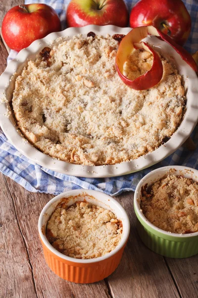 Traditional apple crisp close-up in baking dish. Vertical — Stock Photo, Image