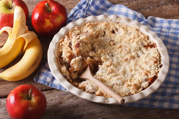 Croccante con mela e banana primo piano, orizzontale, rustico — Foto Stock