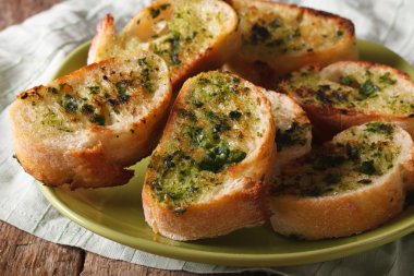 Otlar ve bir plaka üzerinde sarımsak closeup ile ekmek. Yatay 