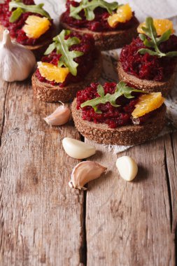 Pancar, portakal ve rucola yakın çekim ile sandviç. Dikey