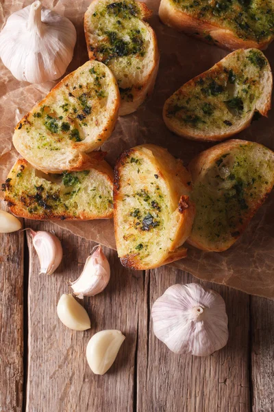 Toast s čerstvými bylinkami a česnekem vertikální pohled shora detail — Stock fotografie