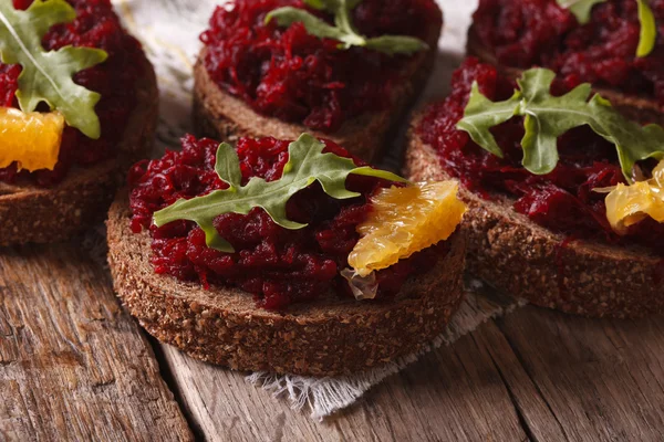 Sandwiches with beetroot, oranges and rucola closeup on table — Stock Photo, Image
