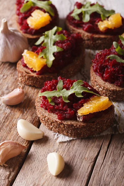Canape with beets, oranges and arugula close-up. Vertical — Stock Photo, Image