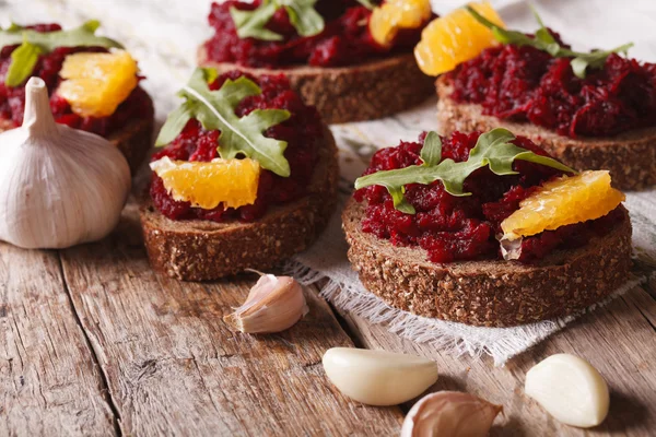 Sandwich with beets, oranges and rucola close-up. horizontal — Stock Photo, Image