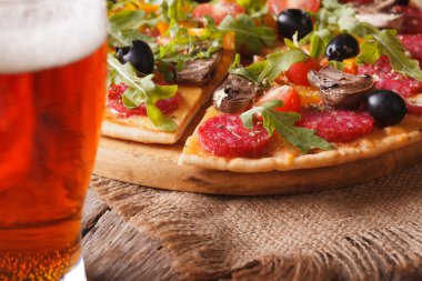 Rucola yakın çekim ve bira, yatay pizza dilimlenmiş