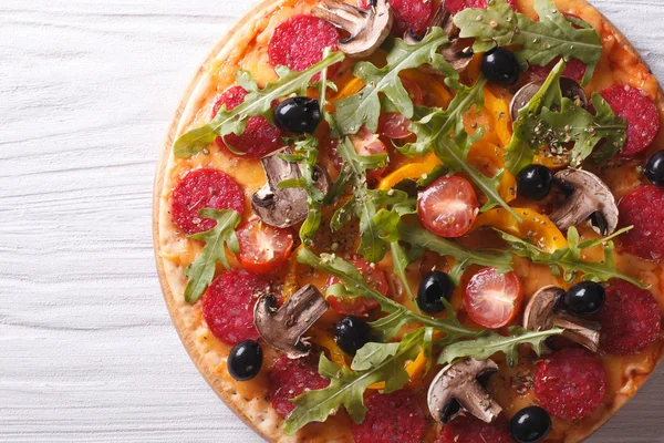 Pizza z rukolą i salami, poziomy widok z góry — Zdjęcie stockowe