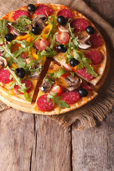 Pizza z widok góry pionowy posiłek i salami — Zdjęcie stockowe