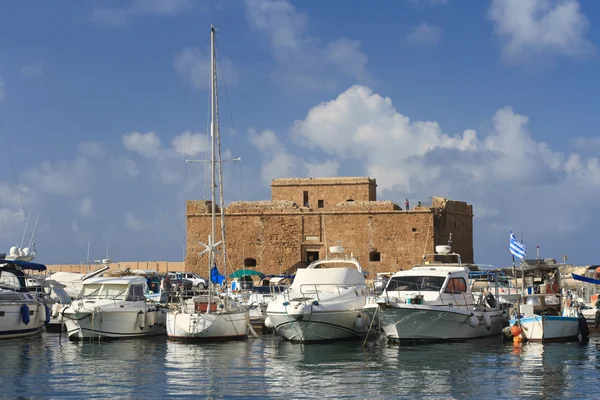 Schepen in de haven op de achtergrond van het fort van Paphos, Cyprus — Stockfoto